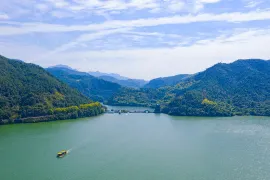 젠더 3일 투어: 신엽 고촌(신예구춘)과 워룽 정글 래프팅을 탐험하고, 다츠 절벽과 링치 동굴을 발견해 보세요.
