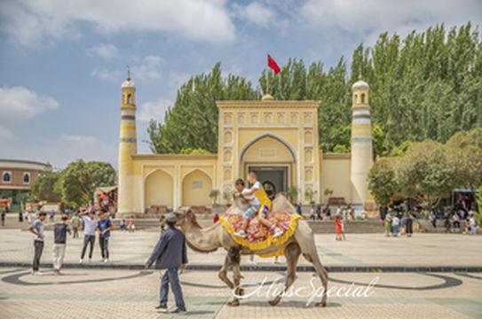 在喀什古城尝遍新疆小吃,住文艺清新的智能酒店