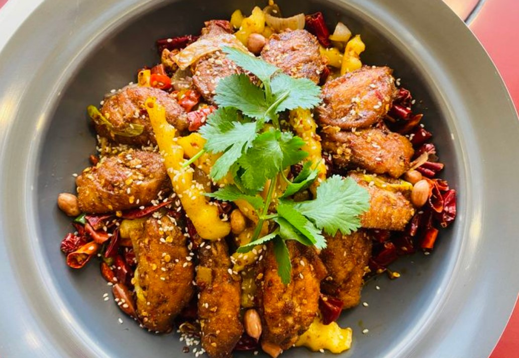 鲁朗纳麦石锅鸡庄园