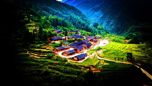 来,带大家看一个恩施比较好玩的地方,不是恩施大峡谷