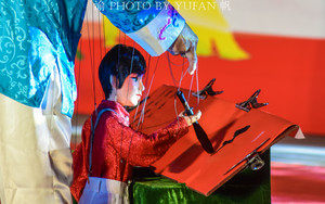 五华游记图文-厉害了！广东老人用提线木偶写书法，网友感叹：我还不如一个木偶