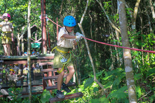 来咯,暑假带着萌娃感受一下“飞檐走壁”的快感