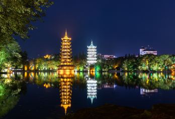 日月双塔+象鼻山+七星景区+榕杉湖+两江四湖景区丨小团一日游【环湖游城赏桂林城区精华美景，漫游城市citywalk，打卡象鼻山三部曲，日月双塔登塔俯瞰城景】