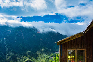 青山不改，亦不闻世俗喧嚣