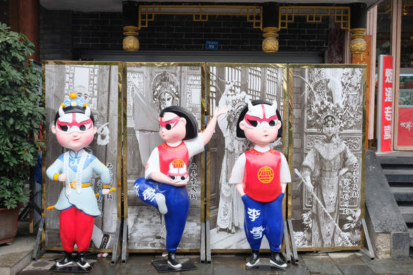 成都必去的12处景点,都在市区;蓉城必须要去的景点,人民公园,锦里,春熙路,宽窄巷子,天府广场,大熊