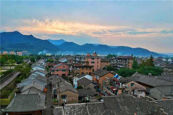 浙江最悠闲千年古街,古典和现代交织出的烟火生活,海苔饼是最爱