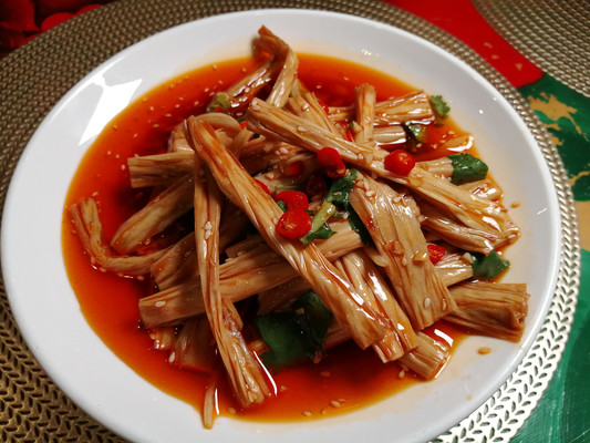 红油辣椒凉拌腐竹和松露酒，南宁大理白族村长湖店有特色