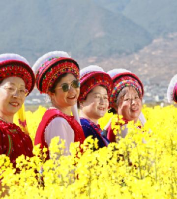 凤羽镇游记图文-大理凤羽油菜花开了，白族金花姐姐更加漂亮了！