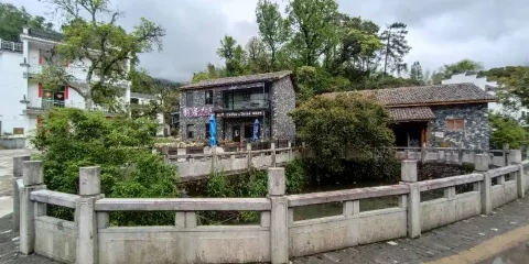 嶺頭山村