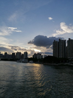 邕江夜游游船开船啰!游客拿着自助餐到3楼甲板吃,美滋滋的