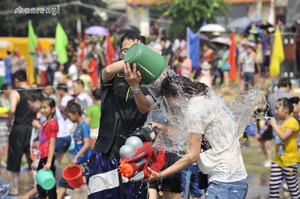 瑞丽游记图文-瑞丽的泼水节