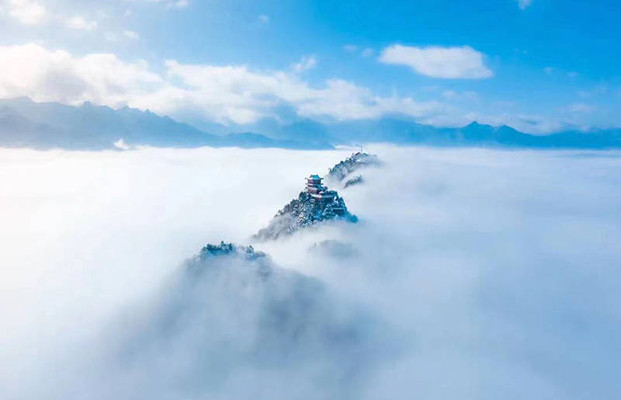 秋色与冬雪交融,秦岭南五台风景如画美,距离西安仅25公里