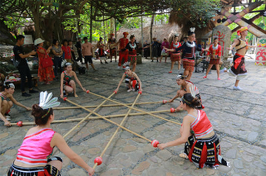 感受不同的少数民族文化氛围，体验未曾经历过的视觉盛宴。