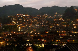  万家灯火天无夜 ，十里绮罗风自香---凯里苗寨行