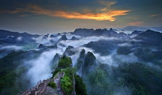 峎山脐橙熟了，烟雨笼罩“最美丹霞”