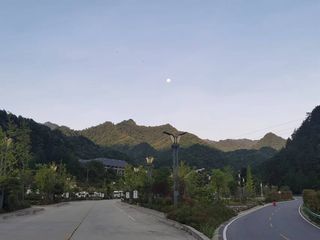 城市不远，山野很近