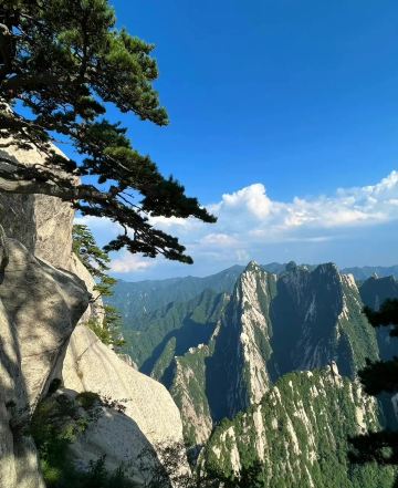 Xi'an's Ancient Walls and Peaks