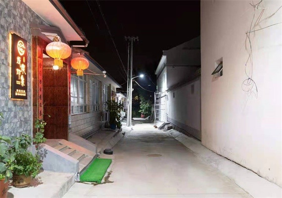 北京延庆民宿旅游住宿哪家好？延庆板泉印象精品民宿阁楼平台就能眺望到远方的高山美