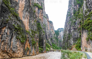 金沙江上游的吉荣大峡谷，雄峰夹峙，比三峡还险，号称无人机坟场