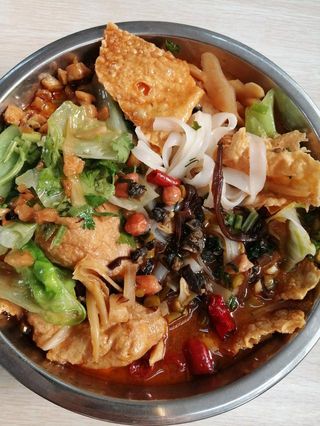 早餐吃一碗色香味俱全的螺蛳粉，全身舒爽，满足了