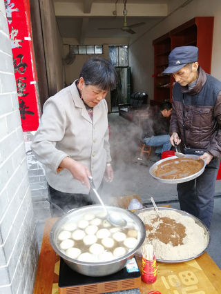 河池宜州的怀远古镇,最有吸引力的是马打滚,咬一口,好香好糯!