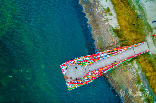 不要只盯着湖面,绕玛旁雍措一圈,还有多个新晋网红景点