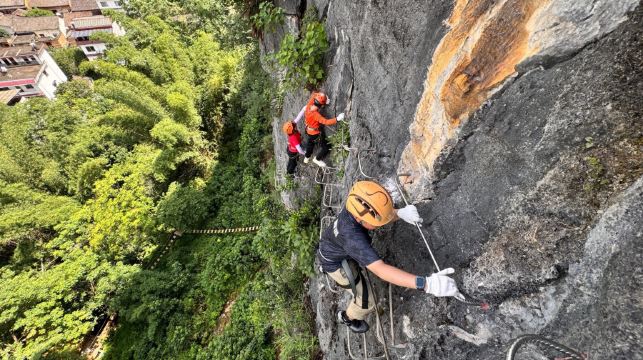 阳朔蝌蚪山攀岩场