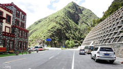 壤塘游记图片] 这个藏寨里的房屋建在百多丈高的悬崖之上，两百年至今有人居住