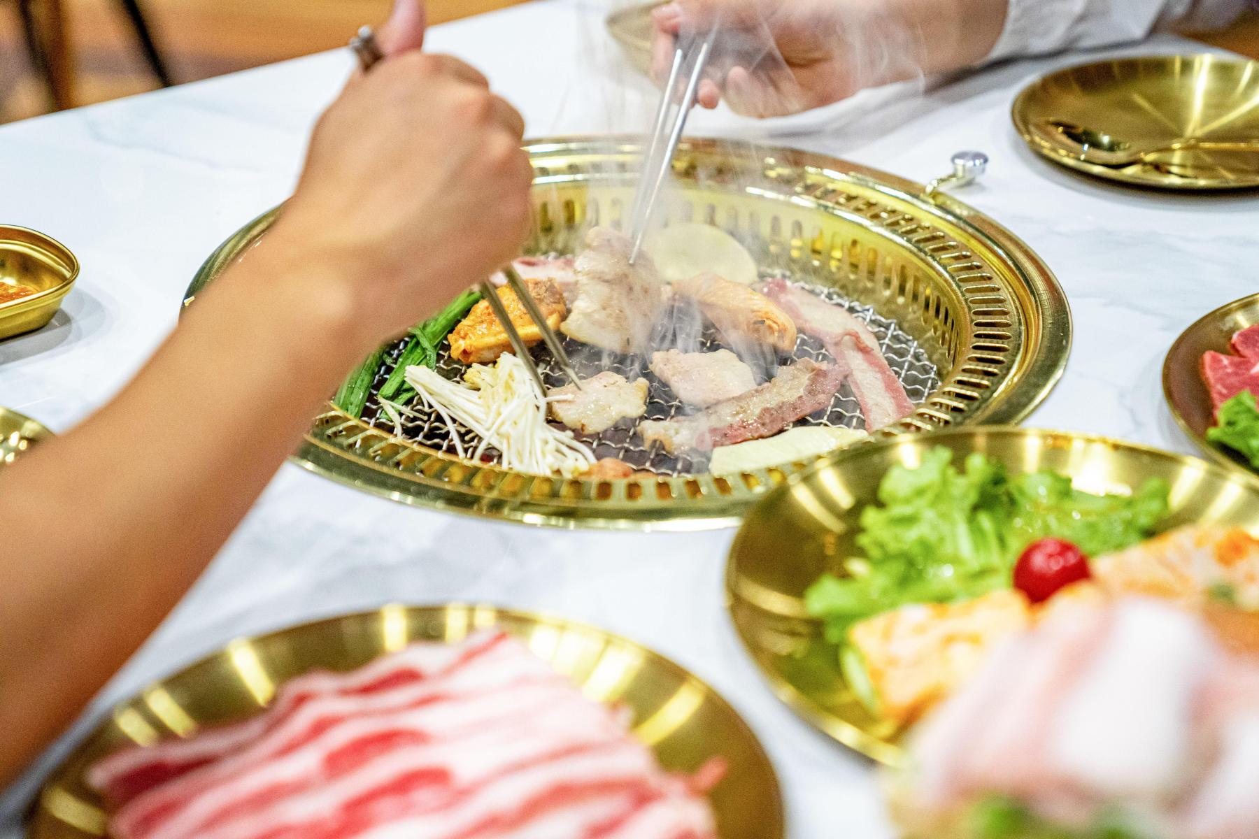 安吉云上草原1168星空天文酒店·云街·烤肉吧