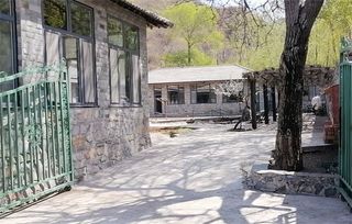 北京密云古北水镇龙捧峪民宿，正房是欧式建筑，厢房是中式建筑？