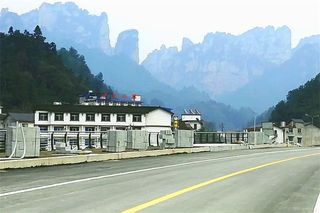 张家界逢宾山荘前后左右均离各景点很近，绝佳的旅游休憩目的地！