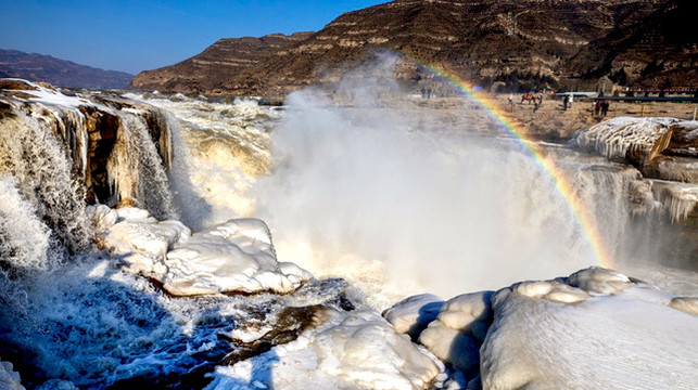 壶口瀑布四季皆盛景,唯冬景最为颠覆眼球,冰峰倒挂一派奇幻风光