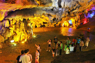 广东人再也不用去广西，原来韶关也有一个绝美的溶洞旅游胜地， 还有百米玻璃滑道……