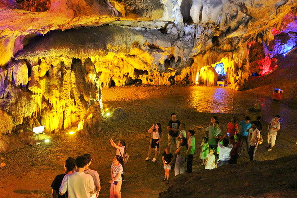 广东人再也不用去广西，原来韶关也有一个绝美的溶洞旅游胜地， 还有百米玻璃滑道……