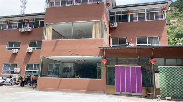 北京平谷石林峽張家山莊，天津遊客都奔這的扒豬臉而來，香味濃郁。