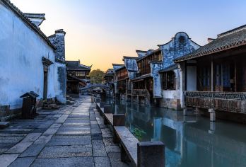 嘉兴乌镇+西栅夜游一日游【纯玩/日游东/夜游西栅看斑斓夜景】【[核心景点]双水乡古镇，日游乌镇东栅，一座生活着的千年古镇；夜游西栅景区看斑斓夜色。】