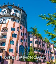 马格德堡游记图文-这座色彩艳丽、歪歪斜斜的公寓，为何成为一个城市的地标，各国游客就爱它的“俗不可耐”？