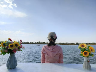 一湖碧水里的绿洲