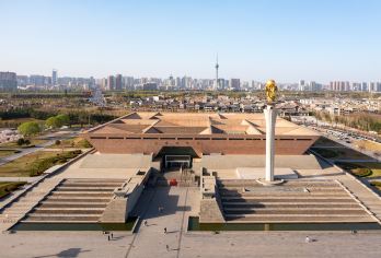 【洛阳博物馆讲解】 120分钟 资深导游 纯玩跟团 含耳麦【[安心听]持证上岗，定期培训考核，真人导游精讲，配备无线耳麦 带您游长安品历史；】