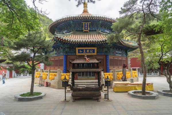 未见龙潭喷雪,只余古柘栖残。游京西潭柘寺