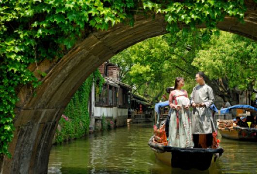 苏州周庄一日游【优选18人精品团ღ含周门票•只此周庄演出选】【[轻松出游]精品纯玩团，本地独立自营；严选优秀导游，专注品质旅游；保证服务质量，客服 24H 守候。】