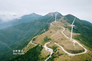 广西藏着一个童话王国，一座充满着男性力量的山峰，洋溢浪漫气息