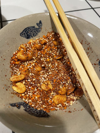 四川真正的硬核美食，藏在距成都20分钟小城里，还是海底捞发源地