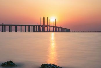 黄岛金沙滩+胶州湾大桥+唐岛湾滨海公园+胶州湾海底隧道一日游【细腻沙滩，蔚蓝大海，工业风网红机位，跨海大桥。】