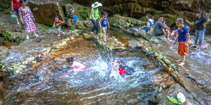 去四川九寨沟看水，来广西八寨沟戏水，夏天在这里跳水游泳很惬意