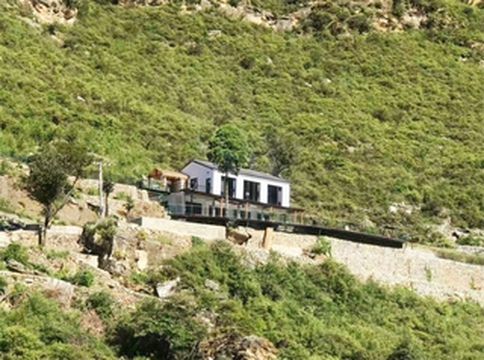 北京房山仙栖溪谷民宿半山而建，一个深藏于山林间的民宿，山顶泳池更是独特一绝！