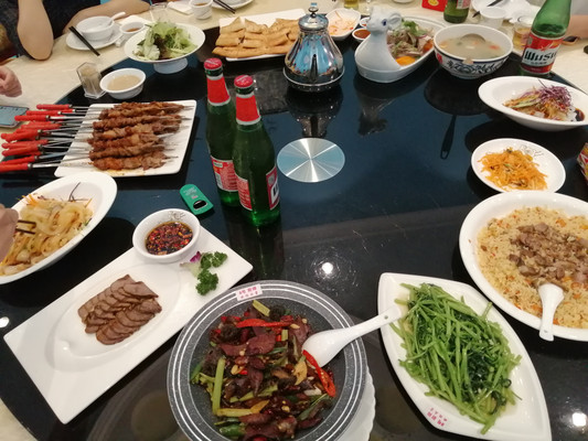 让人嘴馋的一桌新疆美食,你都认识是什么菜吗?