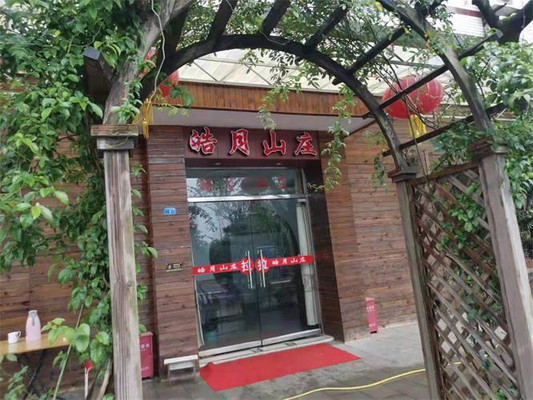 重庆玉峰山皓月山庄农家乐,一千平米场地,二十多亩鱼塘垂钓园!