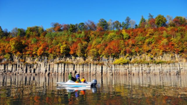 龍順雪山飛湖景區