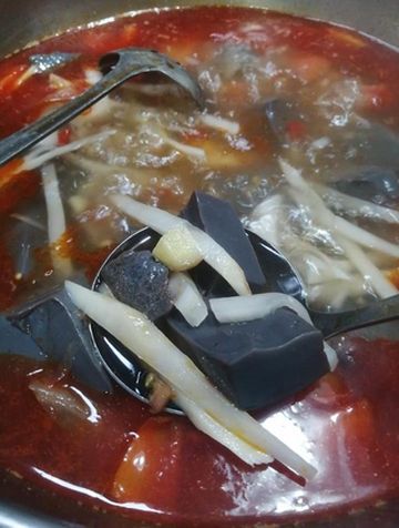 在灌阳吃的酸汤火锅跟贵州的完全不一样,更别有风味